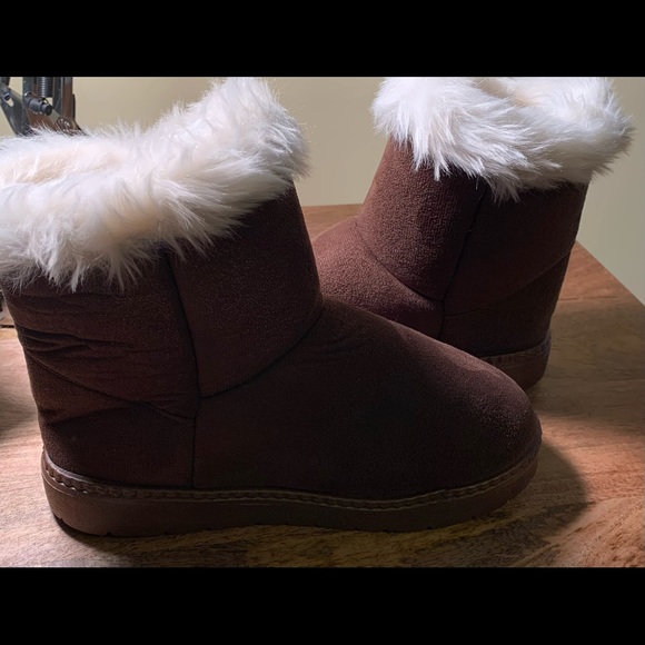 NWNT Girls size 3.5 fur lined boots. - Picture 6 of 9